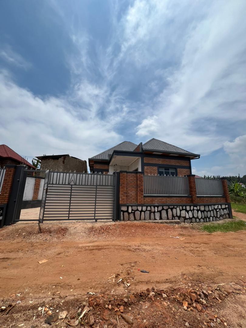 4 Bedroom House with Annex for Sale in Gihara