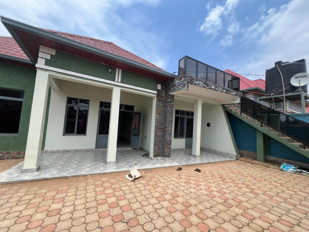 Modern 4 Bedroom House with Rooftop for Sale in Ruyenzi