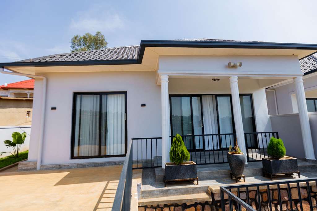 New Modern House with 3 Ensuite Bedrooms + Annexes   Kanombe