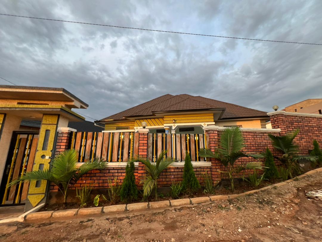 🏡 Modern 4-Bedroom with Annex House for Sale – Busanza Gashyushya