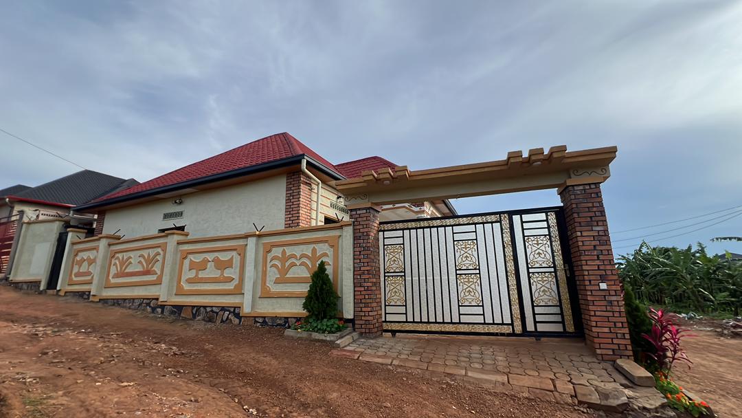 Modern 4 Bedroom House + Annex for Sale