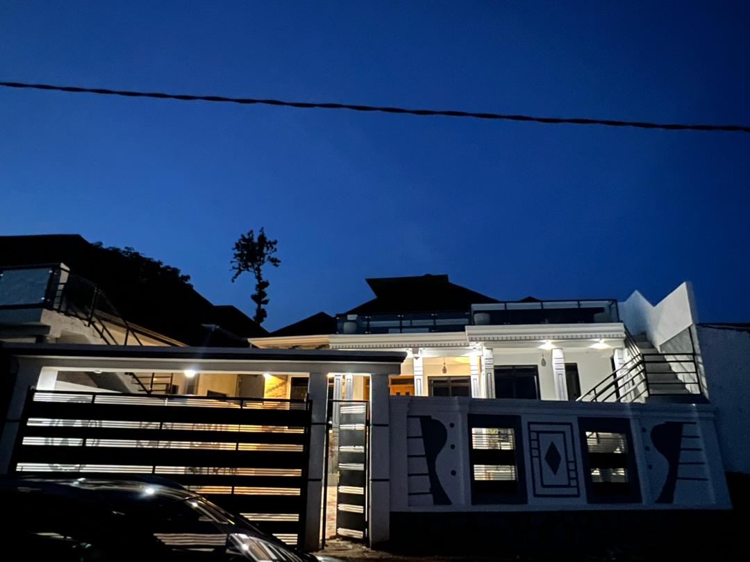 Modern 4 Bedroom House with Rooftop + Annex in Kabeza