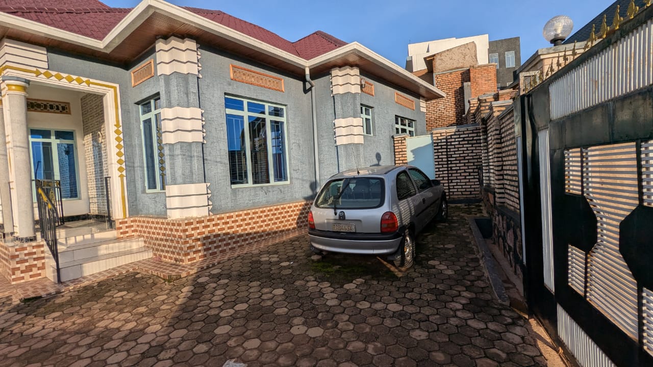 Inzu nziza 4 Bedrooms with Annex & Parking