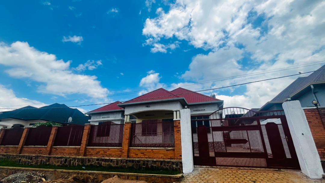  4 Bedrooms House with Annex